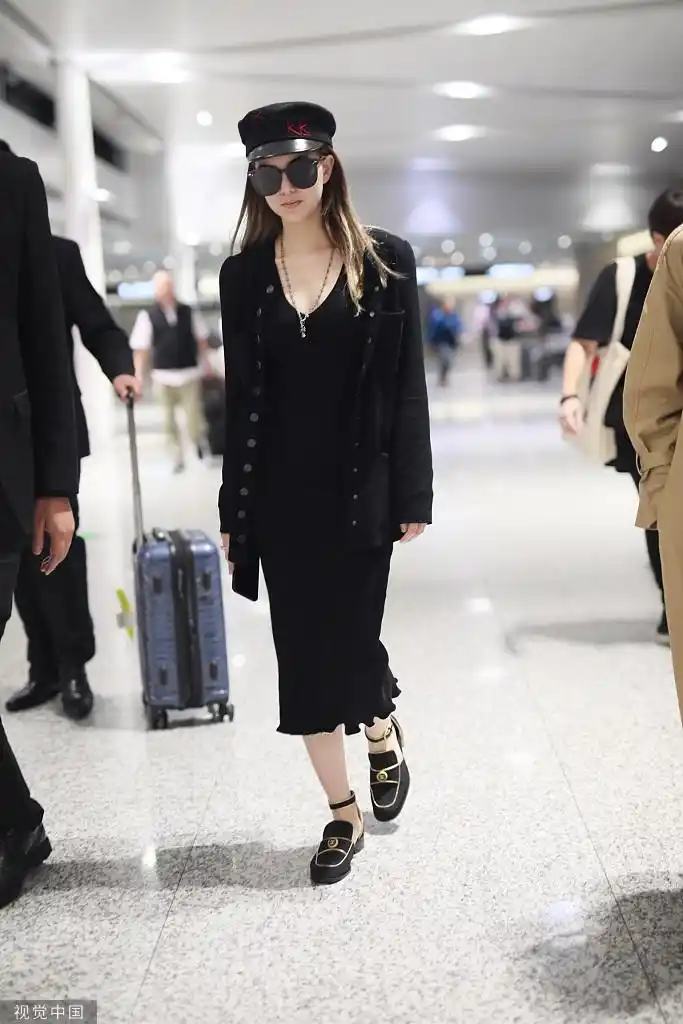 昆凌全黑look架黑超气场全开 面带微笑星味儿足