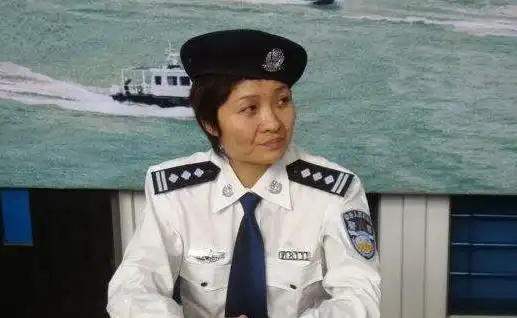 我国到底什么级别的警察方可穿上白衬衣不是谁都可以穿的