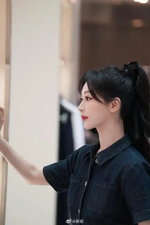 杨紫扎着黑色高马尾配上蝴蝶结真的太美了吧!