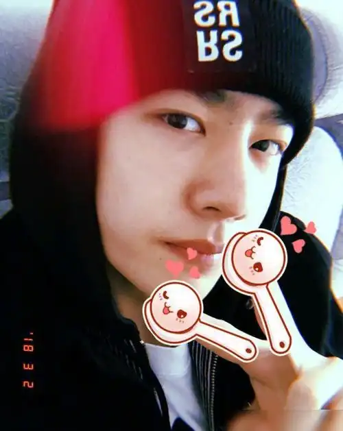 520王一博工作室发"旧照",粉丝羡慕:果然最爱的还是大摩托?