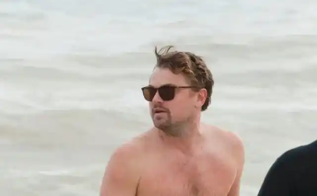 47岁小李子与24岁女友海边度假身材发福神颜一去不复返