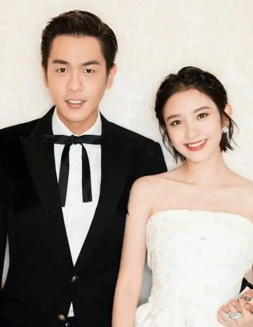 张若昀唐艺昕带女儿出门,一家三口罕见同框,二人太低调了_网友_名字