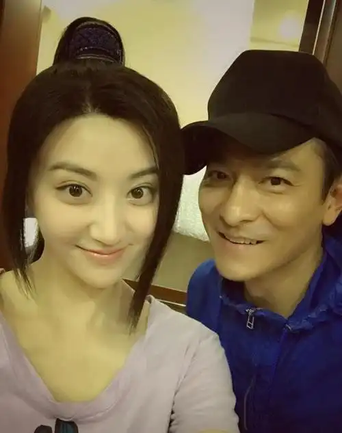 景甜和男明星的合影照,网友的注意力却放在第六张