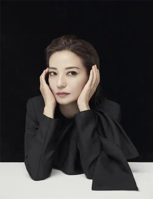 赵薇简约优雅登杂志封面