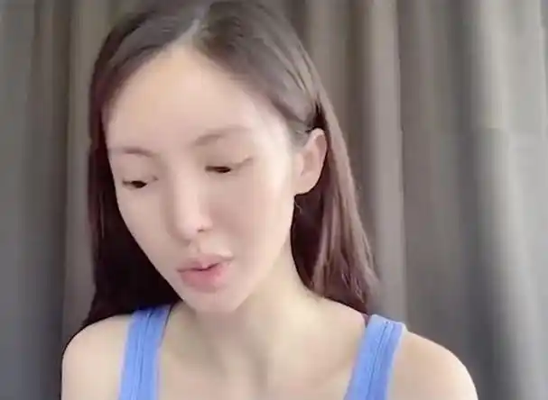 这是在金晨直播间截下的图片,仔细看确实能看见金晨的嘴巴是有向一边