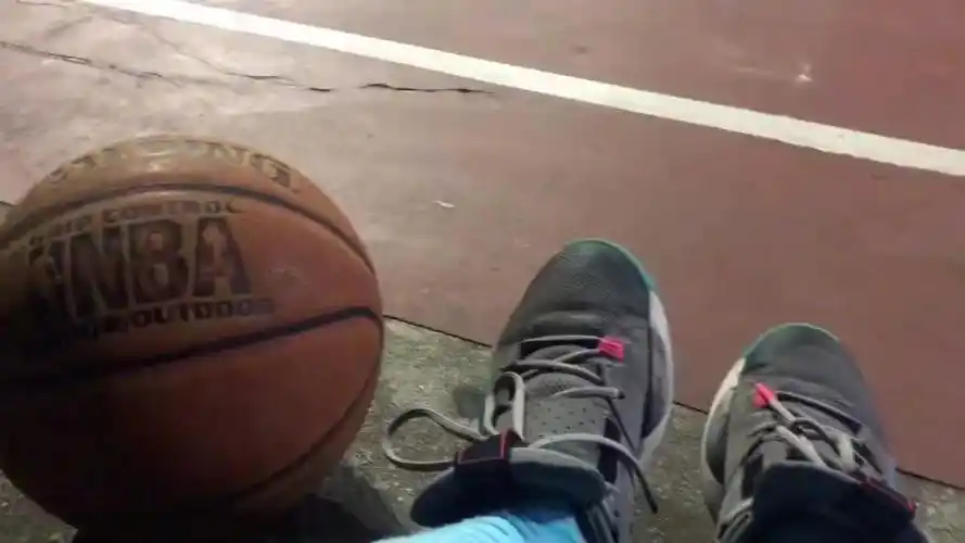 这大概是一个热爱打篮球的人最孤独的时候吧!