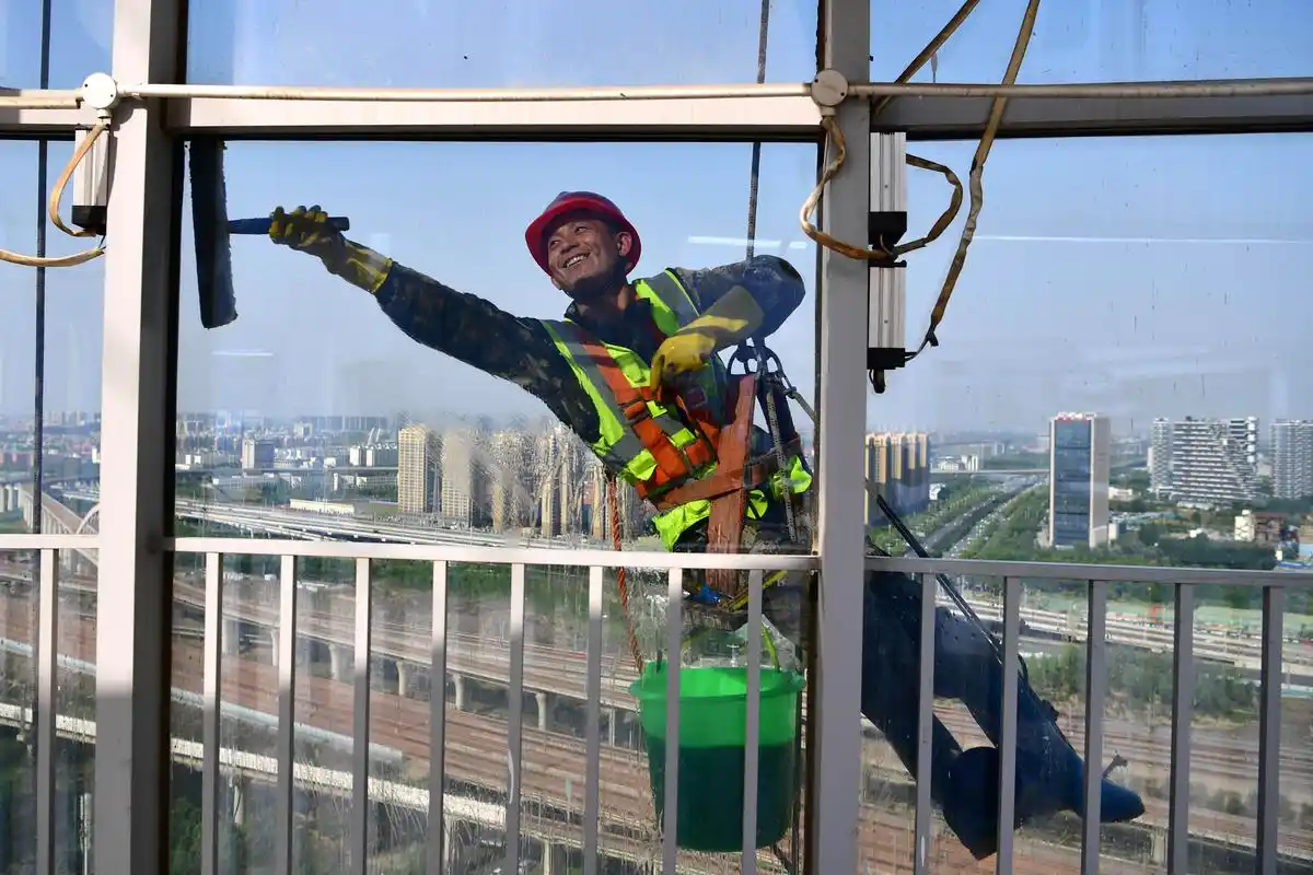 城市高楼上的蜘蛛人