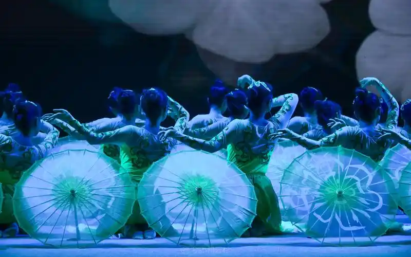 南信大舞蹈团2019迎新晚会茉莉花开女子群舞伞舞