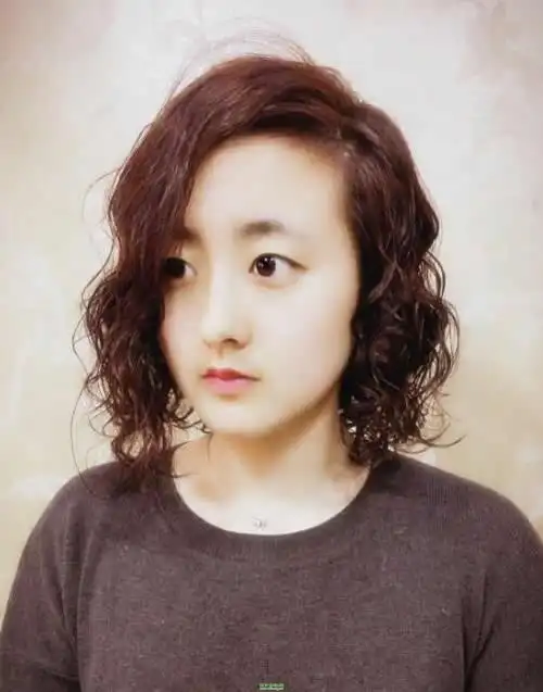 2017年圆脸短发烫发发型图片 圆脸女生绝对喜欢的烫发型