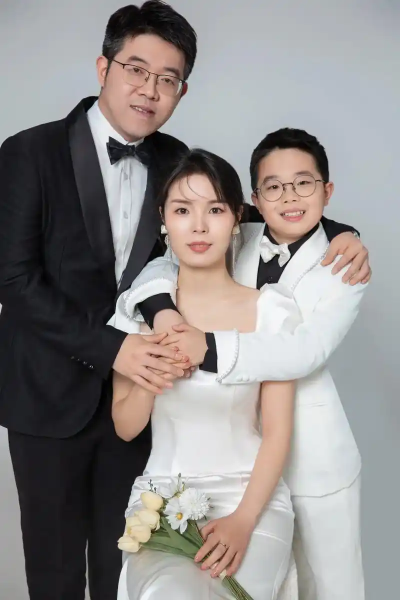 我的小男孩已然这么大了,第一次正式的拍三口之家纪念照