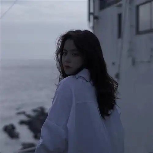 白衬衫户外拍照女生头像图片