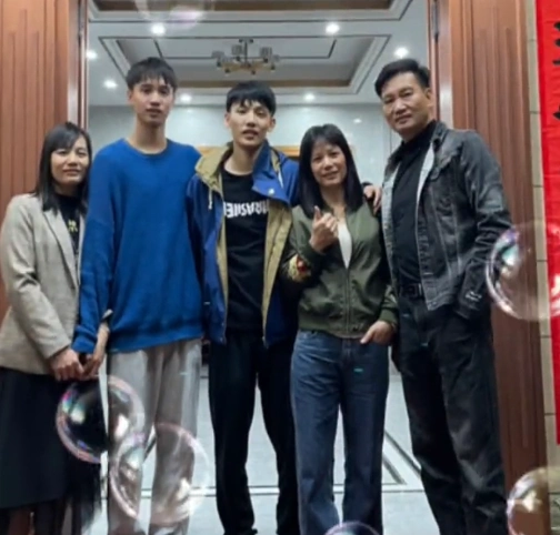 徐杰全家福曝光弟弟比徐杰高太多本人像妈妈女友未一起过年