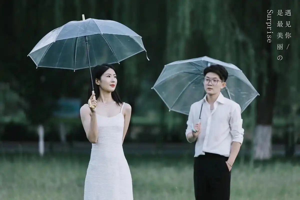 今日外景情侣写真 在最好的年纪遇到最美的你  - 抖音