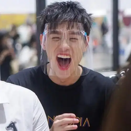 想求哈哈大笑的男生头像笑得浮夸笑得开心笑得眼睛眯成一条缝贼有感染