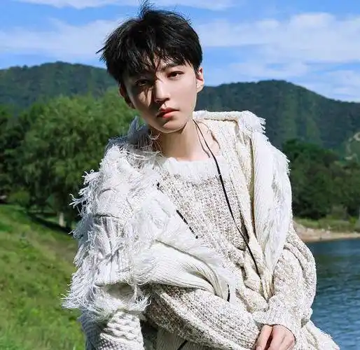 王俊凯儿时时尚照被粉丝翻出来,又一个沙雕热搜,小凯表示无语_镜头