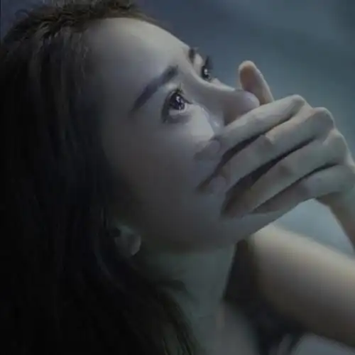 捂嘴流泪忧伤思念女生头像图片