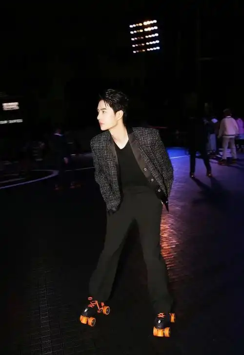 王一博香奈儿秀场"大出风头"!穿女装滑冰,成年度又一神造型