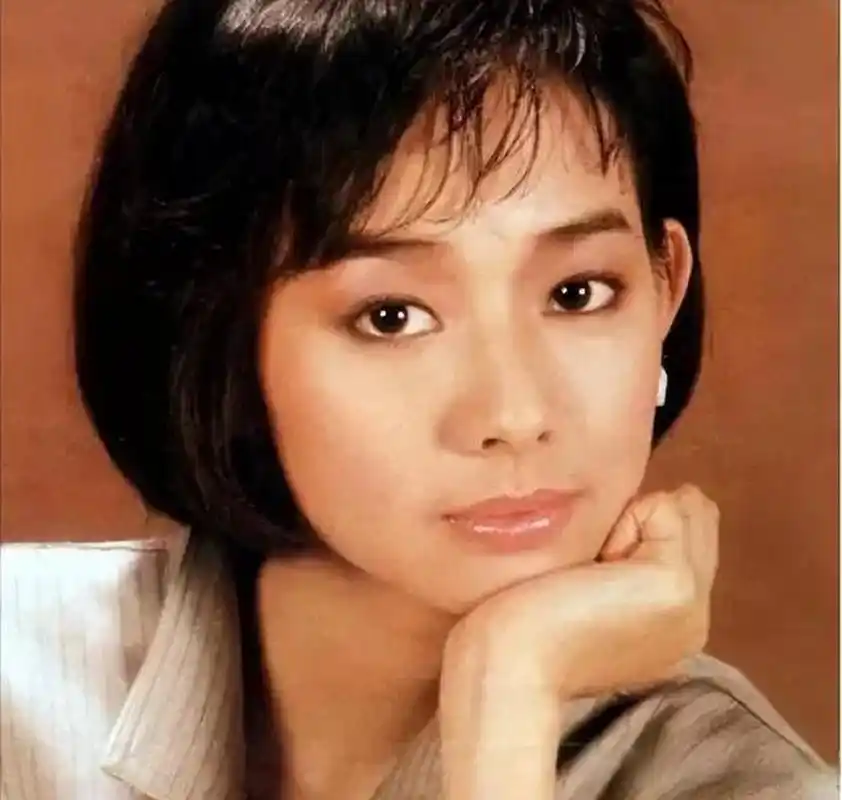 她是张国荣曾经唯一公开过承认的女朋友.还有多少人记得她?