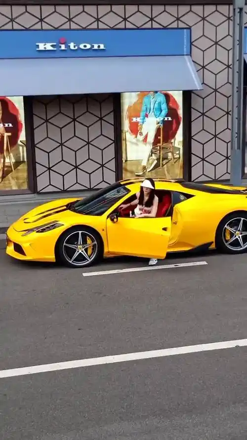 高颜值白富美开法拉利打卡太古里,这么优秀的女人要多么优秀的男人