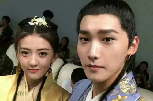 邢昭林照片,邢昭林照片古装(两人餐厅出现亲密举动图片)