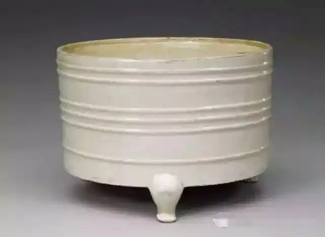 北宋定窑白釉瓷竹丝刷痕和泪痕的特点