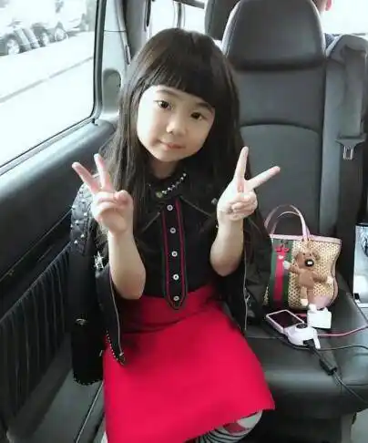 曹格女儿长大了 包子姐姐越来越时尚