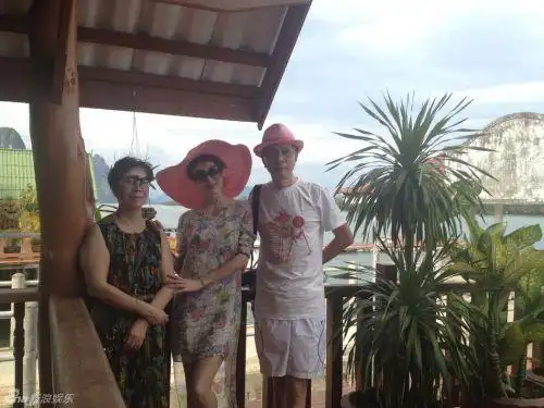 金巧巧带父母游泰国 孝心满满温馨十足