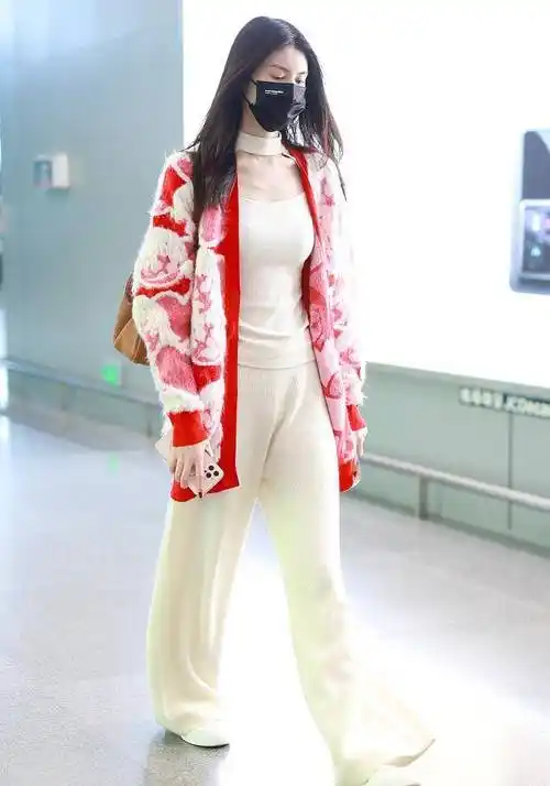 何穗仗着身高乱穿衣,一袭半长款针织毛衫走机场,长腿依然不显短_时尚