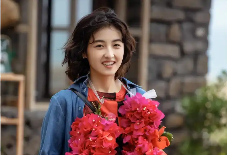 21岁的张子枫,凭什么超越无数前辈,成为年轻小花的领军人?