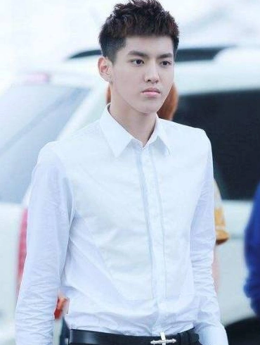 吴亦凡有着187cm的身高,平时很爱穿白衬衫,黑宝石般泛着水润的眼眸,放
