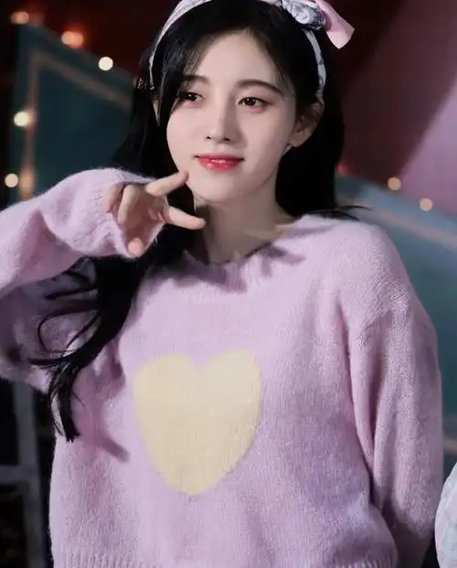 鞠婧祎卖萌的样子好迷人(鞠婧祎嘟嘴看镜头超可爱)(4)