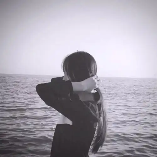 女生动漫黑白背影头像