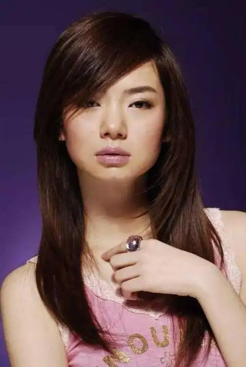 戚薇整容前照片(整容前颜值一言难尽)