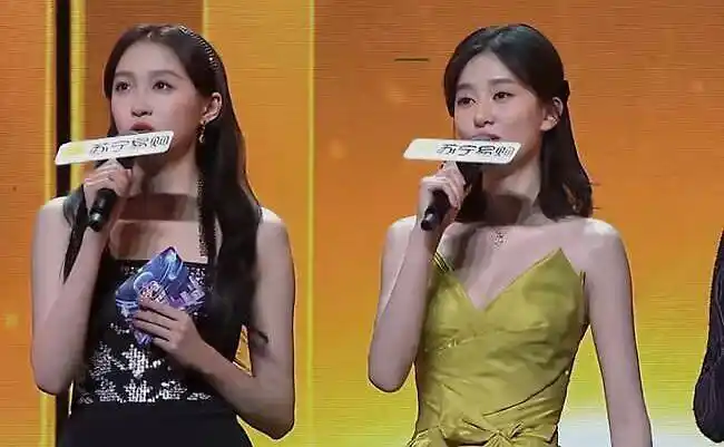 关晓彤同框乔欣被狠虐,齐胸漫画腿这次竟然被平底锅脑袋给拉胯?