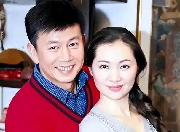 他是著名演员,不顾家人反对娶单亲妈妈为妻恩爱26年,55岁翻红