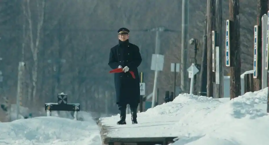 高仓健经典电影《铁道员》赏析:雪花点缀天空,泪花守护远方