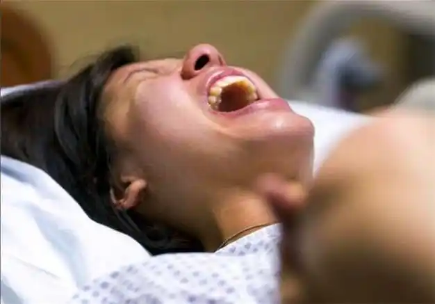 为什么动物生产那么轻松,而人类女性分娩时却疼得撕心裂肺?