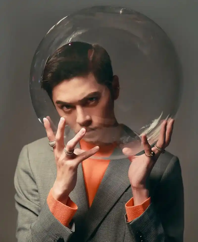 拍出电影感 #眼神杀 #时尚大片 #摄影师张皛白 #黄新皓 - 抖音