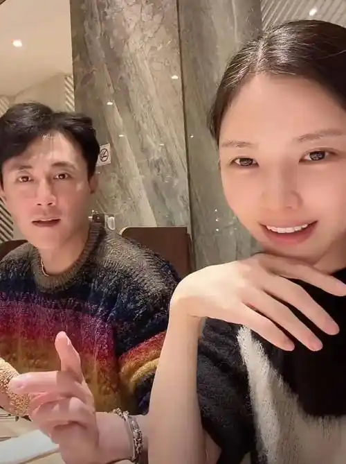 杜淳体谅老婆辛苦,奖励王灿2万5lv新款包,买单的样子太帅了