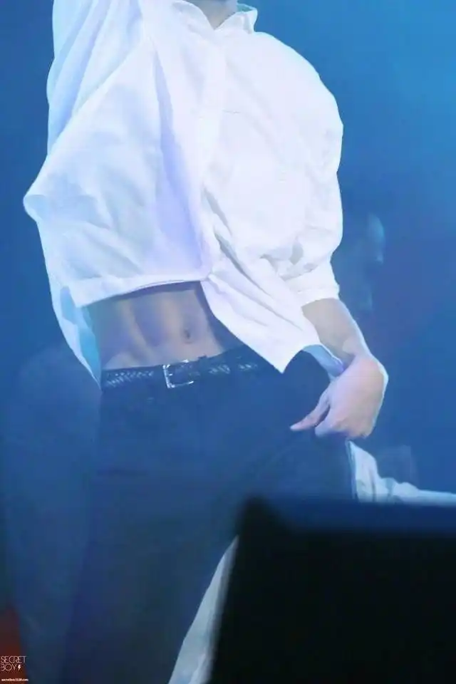 易烊千玺的腹肌简直了,这个男孩儿才16岁,撩你是认真的啊!