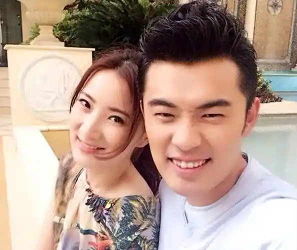 40岁张子萱疑怀三胎,腰腹变粗身材圆润,外出旅行陈赫不许她下海_许婧