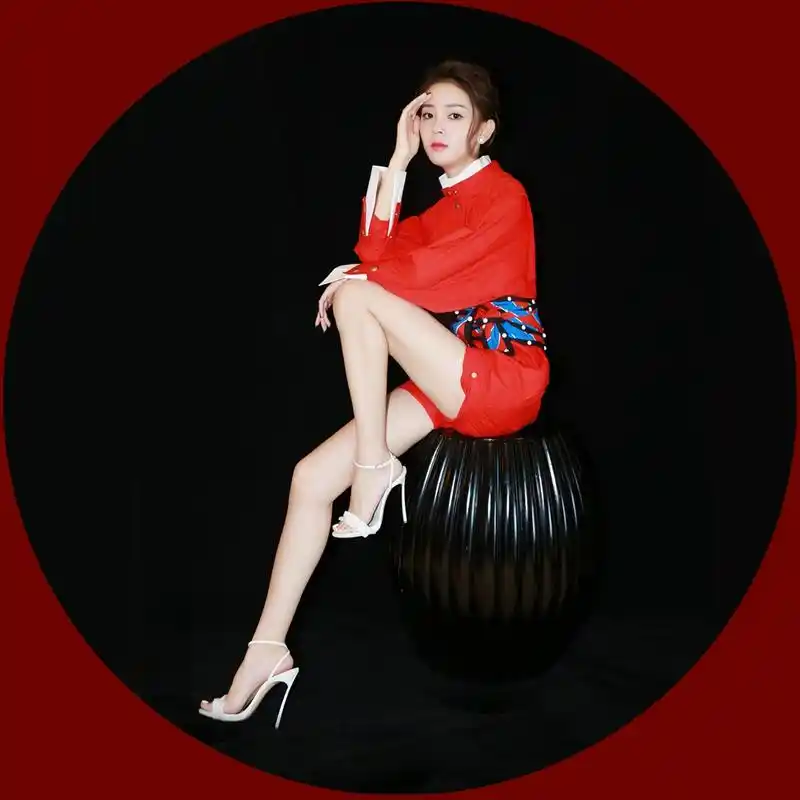 陈瑶红色连体裤又帅又俏"心机"girl美味之旅即将上演