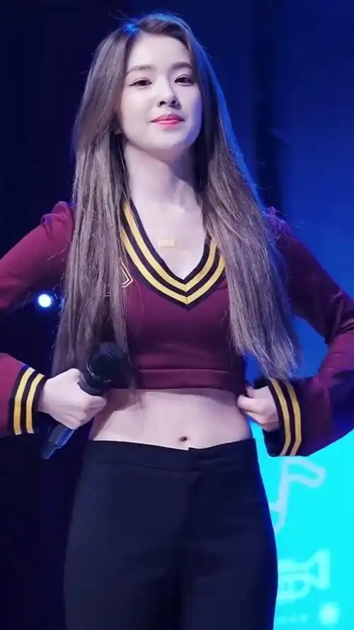 裴珠泫 这颜值～这身材太爱了 这样的身材打几分 #等一场大雨