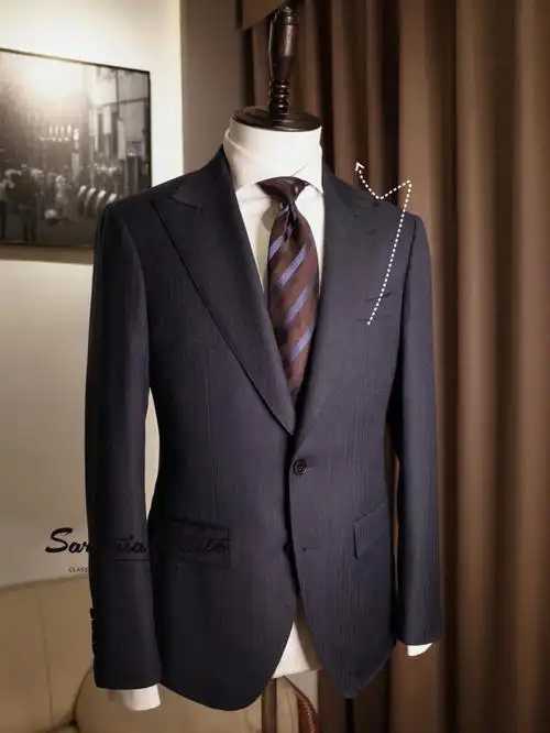 西服定制霸气全开的宽戗驳领