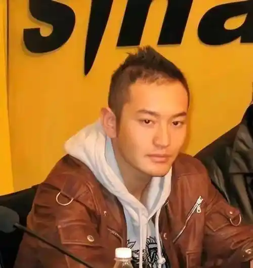 盘点你不知道的秃头明星_黄晓明_胡歌_周杰伦