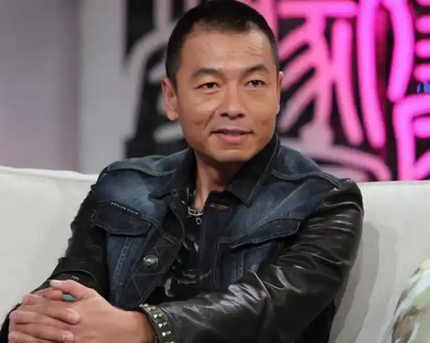 王挺个人资料简介:从警察转行当演员,为父还债千万,二婚娶小妻生一子