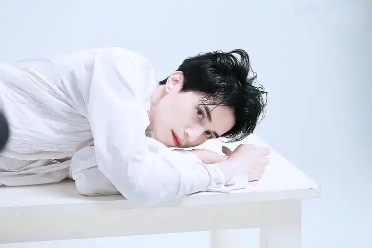 37岁的李栋旭 代表大人的四张无水印绝美修图