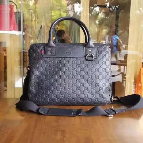 古驰全皮压纹手提公文包