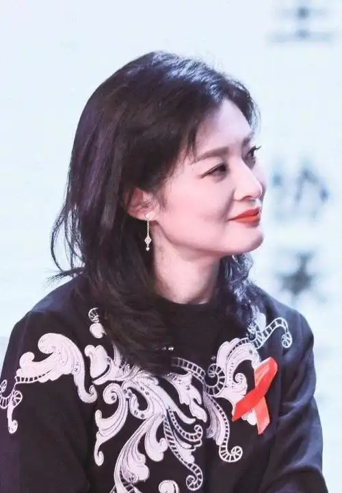 55岁周涛终穿卫衣,搭配百褶半身裙 齐肩发型,时髦减龄又洋气