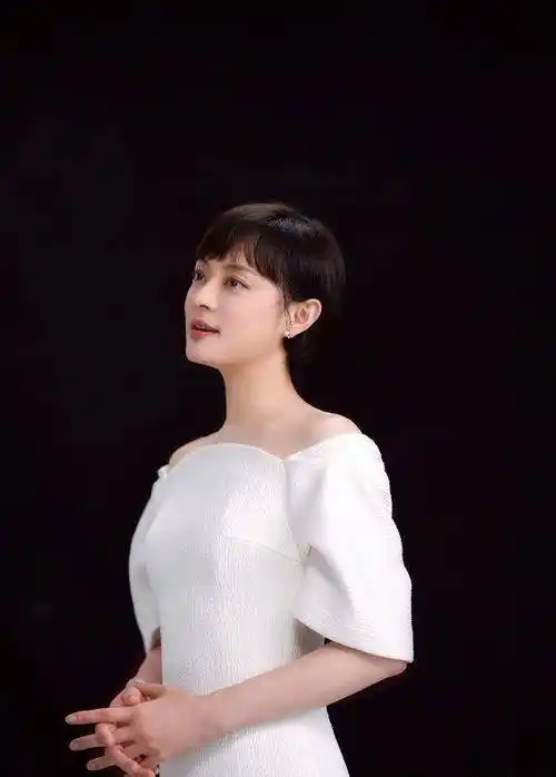 38岁孙俪又换发型,民国短发减龄又少女,穿露肩裙尽显东方美_造型_形象